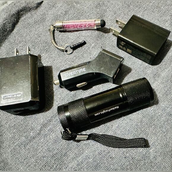 Electronics Gadget Lot –Flashlight, Dual USB Car & Wall Chargers+Stylus Keychain - Picture 8 of 17
